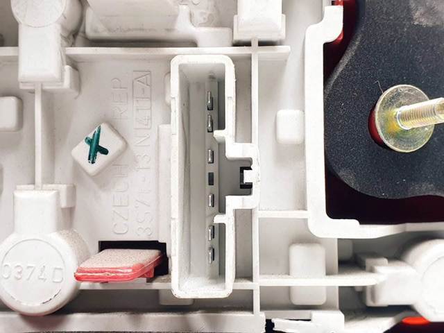 Lanterna traseira direita 6S7113404A FORD