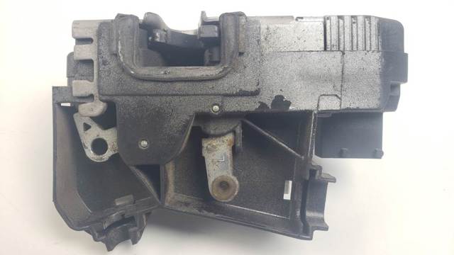 Fecho da porta dianteira esquerda 8200008260 NISSAN