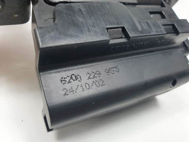 Fecho de tampa de porta-malas (de 3ª/5ª porta traseira) 8200229953 RENAULT