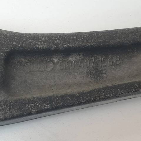 Braço oscilante inferior direito de suspensão dianteira 8K0407156B VAG