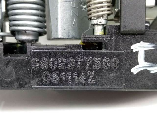 Suporte de maçaneta externa da porta traseira esquerda 9802977380 PEUGEOT