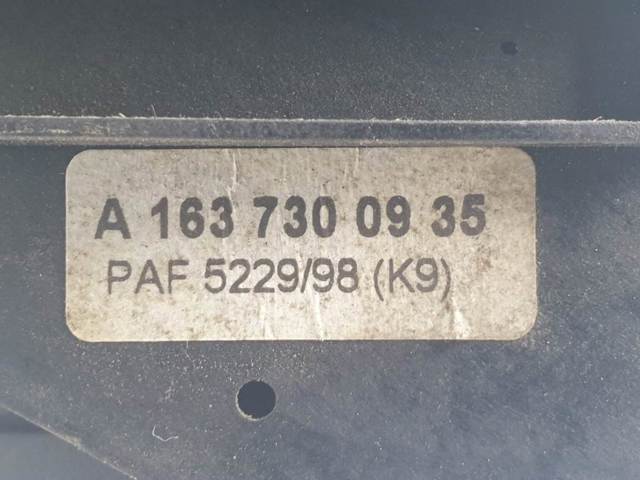 Fecho da porta traseira esquerda A1637300935 MERCEDES