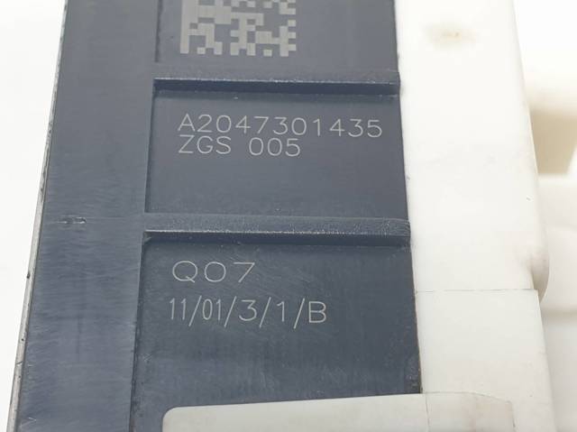 Fecho da porta traseira direita A2047301435 MERCEDES
