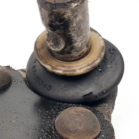 Braço oscilante inferior esquerdo de suspensão dianteira A6383300010 MERCEDES