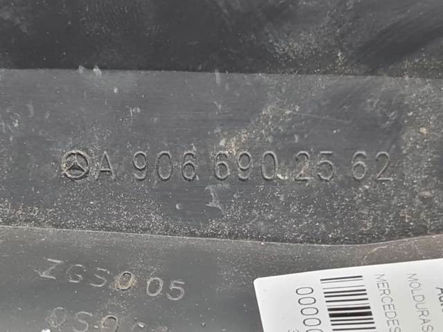 Placa sobreposta do pára-lama dianteiro esquerdo A9066902562 MERCEDES