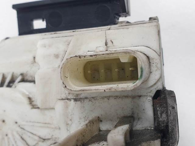 Fecho da porta dianteira direita A9067201835 MERCEDES