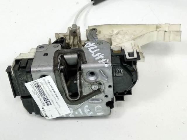 Fecho da porta dianteira esquerda A9067202135 VAG