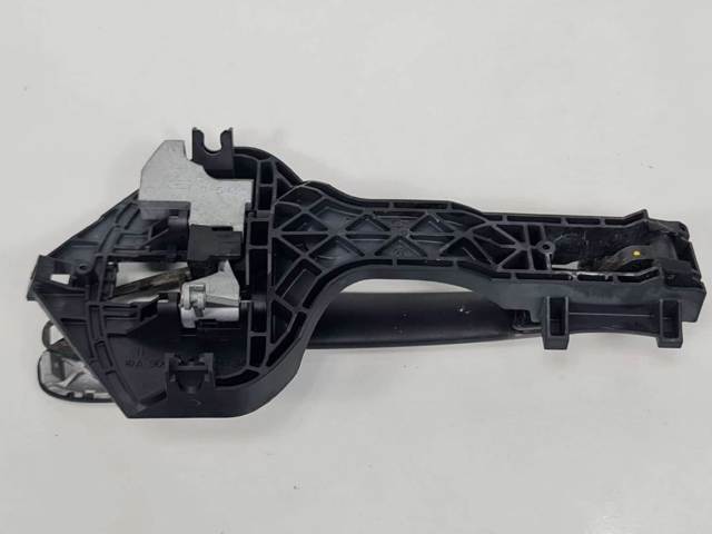 Suporte de maçaneta externa da porta dianteira esquerda A9067600934 MERCEDES