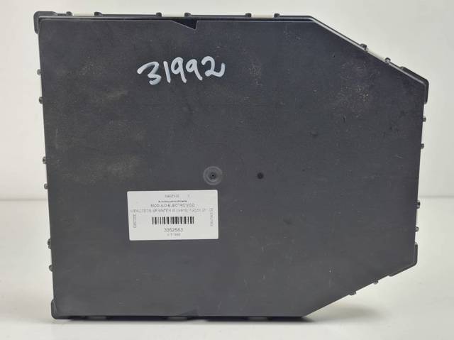 Suporte inferior do radiador (painel de montagem de fixação das luzes) A9079000305 MERCEDES
