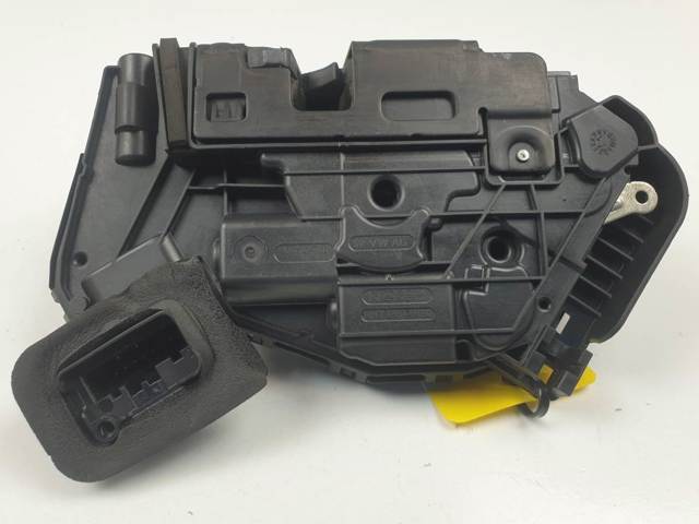 Fecho da porta dianteira direita B6A5TB837016A VAG