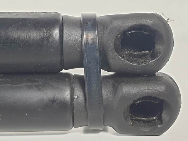 Amortecedor de tampa de porta-malas (de 3ª/5ª porta traseira) E84827465A RENAULT