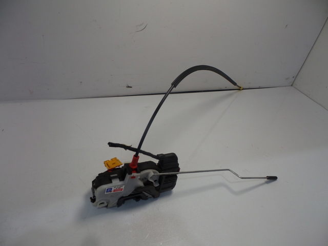 Fecho da porta dianteira direita 13579523 OPEL