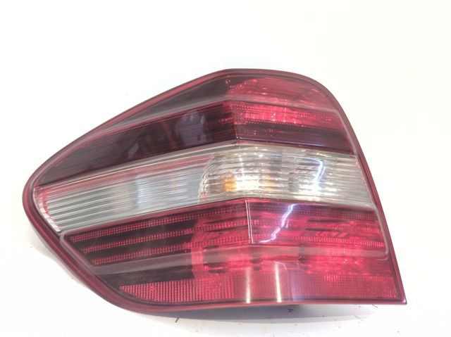 Lanterna traseira esquerda 1649060900 MERCEDES