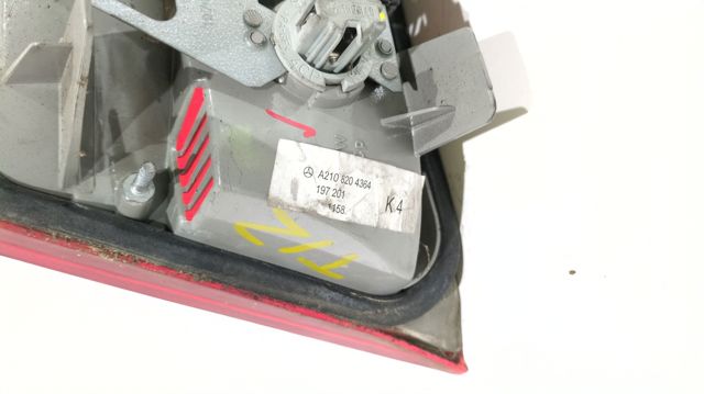 Lanterna traseira esquerda externa 2108204364 MERCEDES