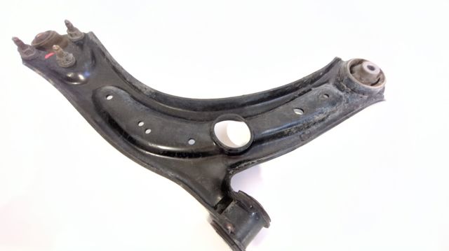 Braço oscilante inferior esquerdo de suspensão dianteira 3Q0407153D VAG