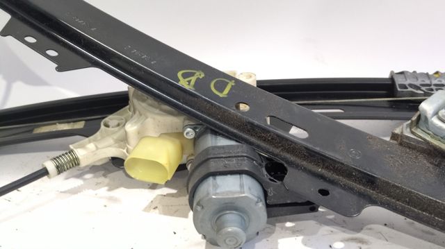 Mecanismo de acionamento de vidro da porta dianteira direita 51337184384 BMW
