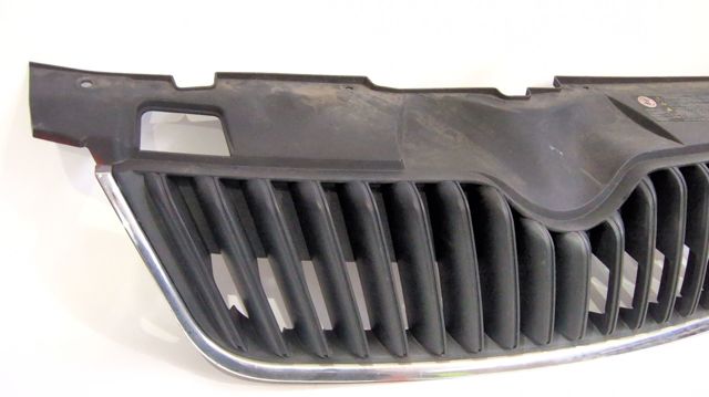 Grelha do radiador 5J0853668 VAG