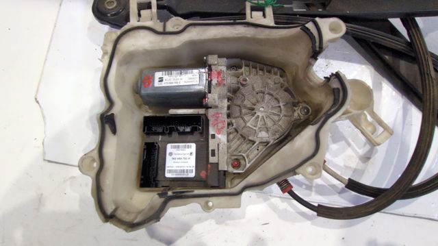 Motor de acionamento de vidro da porta dianteira esquerda 5P0837401J VAG