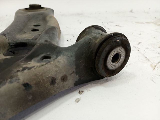 Braço oscilante inferior direito de suspensão dianteira 5Q0407152R VAG