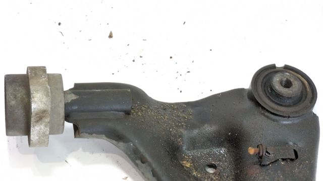 Braço oscilante inferior esquerdo de suspensão dianteira 6393301401 MERCEDES