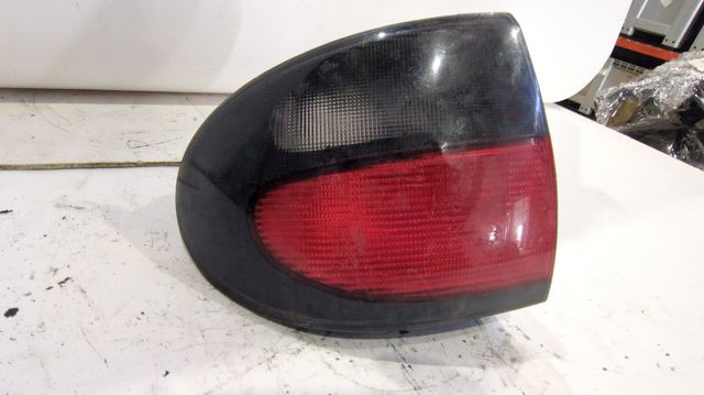 Lanterna traseira esquerda externa 7700838530 RENAULT