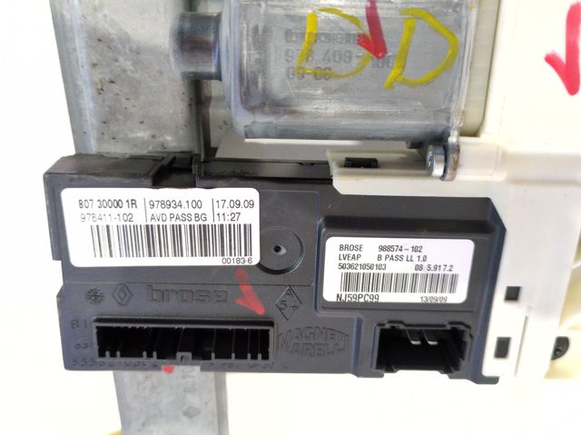 Mecanismo de acionamento de vidro da porta dianteira direita 807000002R RENAULT
