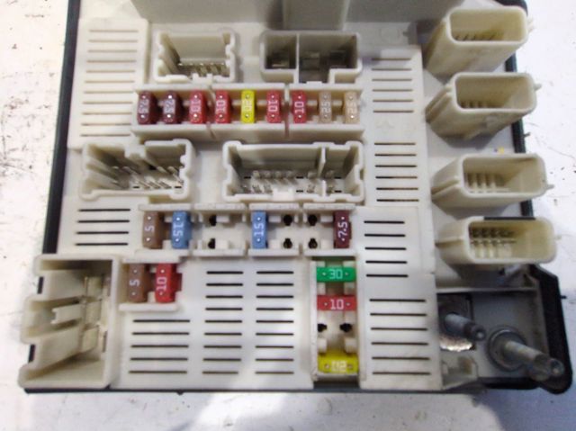 Unidade de dispositivos de segurança 8200481866 RENAULT