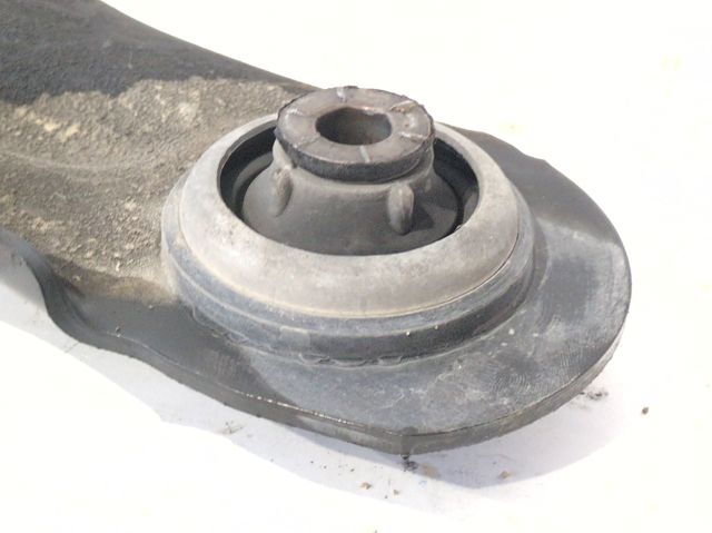 Braço oscilante inferior esquerdo de suspensão dianteira 8200586561 RENAULT