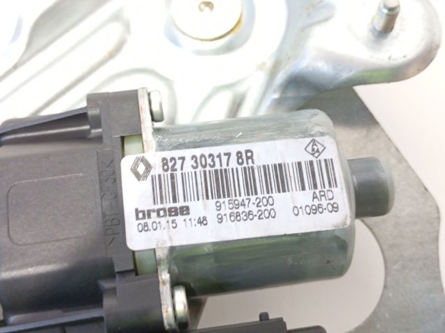 Mecanismo de acionamento de vidro da porta traseira direita 827208148R RENAULT