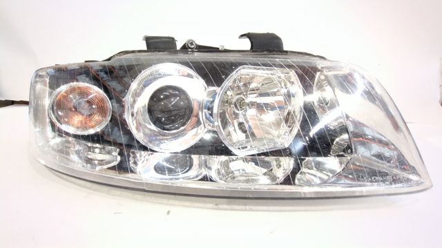 Luz direita 8E0941030C VAG