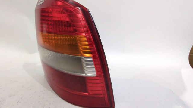 Lanterna traseira direita 90521544 OPEL