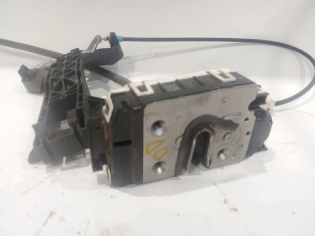 Fecho da porta dianteira direita 9067201735 MERCEDES