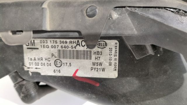 Luz direita 93175369 OPEL