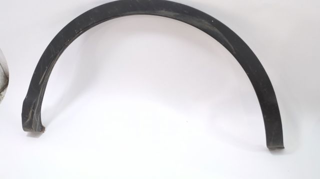 Expansor direito (placa sobreposta) de arco do pára-lama traseiro 938284EA0A NISSAN