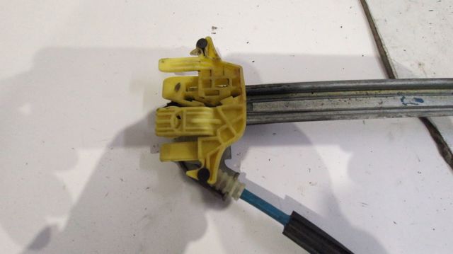 Mecanismo de acionamento de vidro da porta traseira esquerda 9637090980 PEUGEOT