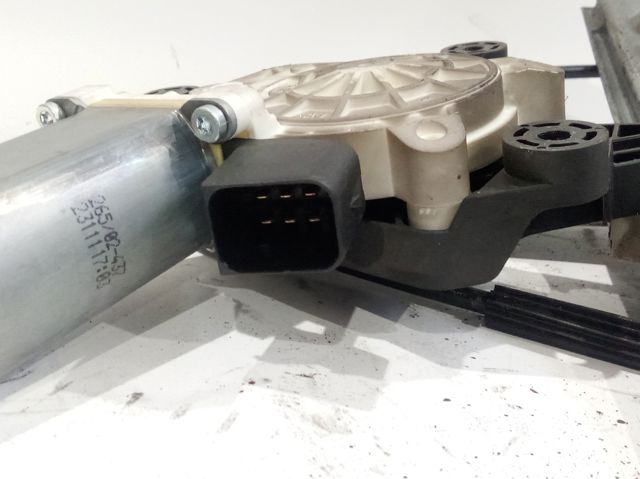 Mecanismo de acionamento de vidro da porta dianteira esquerda A6397200446 MERCEDES