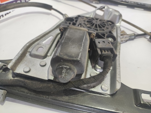 Motor de acionamento de vidro da porta dianteira direita 2037201746 MERCEDES