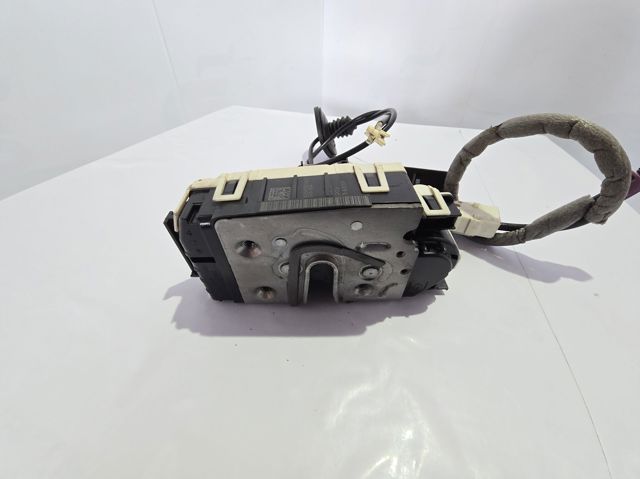 Fecho da porta dianteira direita 2047201835 MERCEDES