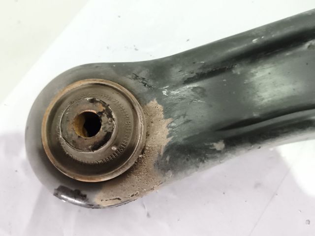 Braço oscilante inferior direito de suspensão dianteira 4520178K00000 SUZUKI