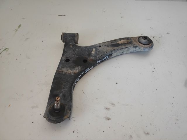 Braço oscilante inferior esquerdo de suspensão dianteira 4520278K00000 SUZUKI