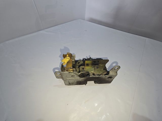 Fecho da porta dianteira esquerda 500314257 IVECO