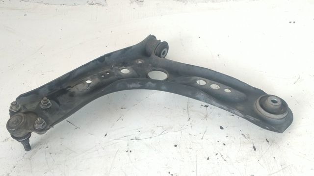 Braço oscilante inferior direito de suspensão dianteira 5Q0407152L VAG