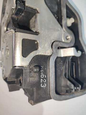 Fecho da porta dianteira esquerda 7154623 BMW