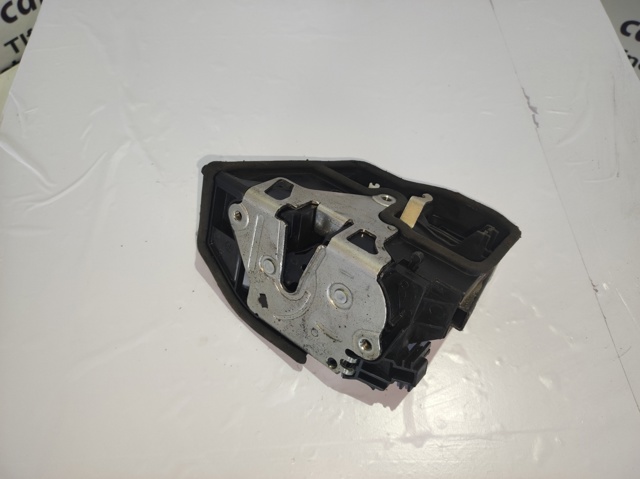 Fecho da porta traseira esquerda 7167075 BMW
