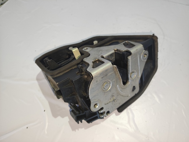 Fecho da porta traseira direita 7167076 BMW