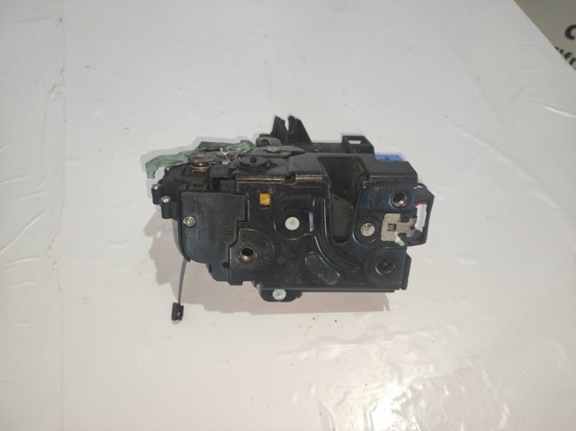Fecho da porta traseira esquerda 7L0839015D VAG
