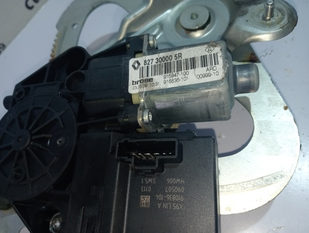 Motor de acionamento de vidro da porta traseira direita 827300005R RENAULT