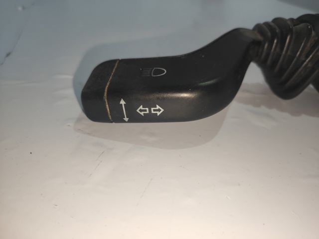 Comutador esquerdo instalado na coluna da direção 90560990 OPEL