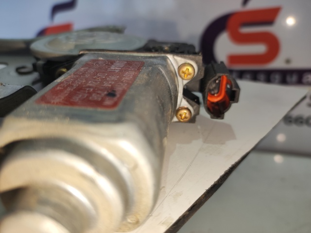 Motor de acionamento de vidro da porta dianteira direita 96541738 GM