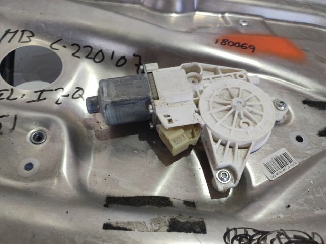 Suporte de maçaneta externa da porta dianteira esquerda A2047600534 MERCEDES